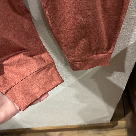 Vuori NWOT Halo Performance Joggers with Pockets in Cinnamon Heather size Large - Picture 6 of 9